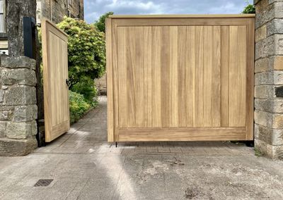 AES (SCOTLAND) LTD recently installed manual solid Iroko wooden driveway gates in Edinburgh. ‍‍‍‍‍‍ ‍‍