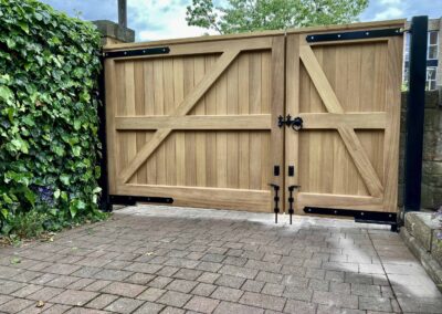 AES (SCOTLAND) LTD recently installed manual solid Iroko wooden driveway gates in Edinburgh. ‍‍‍‍‍‍ ‍‍