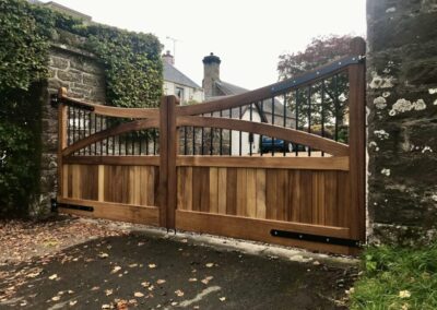 AES (SCOTLAND) LTD recently installed manual Iroko driveway gates with metal inserts. ‍‍‍‍