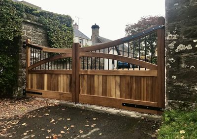 AES (SCOTLAND) LTD recently installed manual Iroko driveway gates with metal inserts. ‍‍‍‍