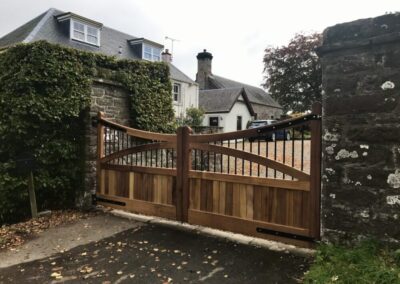 AES (SCOTLAND) LTD recently installed manual Iroko driveway gates with metal inserts. ‍‍‍‍
