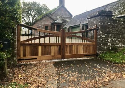 AES (SCOTLAND) LTD recently installed manual Iroko driveway gates with metal inserts. ‍‍‍‍