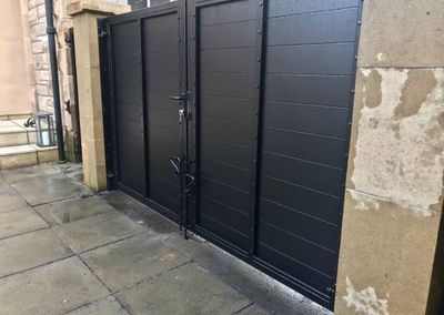 Aluminium manual driveway gates with matching side panels installed Linlithgow