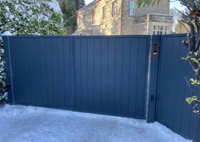 AES (SCOTLAND) LTD newly installed automatic aluminium driveway gates with matching side panel Edinburgh