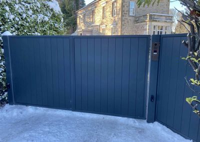 AES (SCOTLAND) LTD newly installed automatic aluminium driveway gates with matching side panel Edinburgh