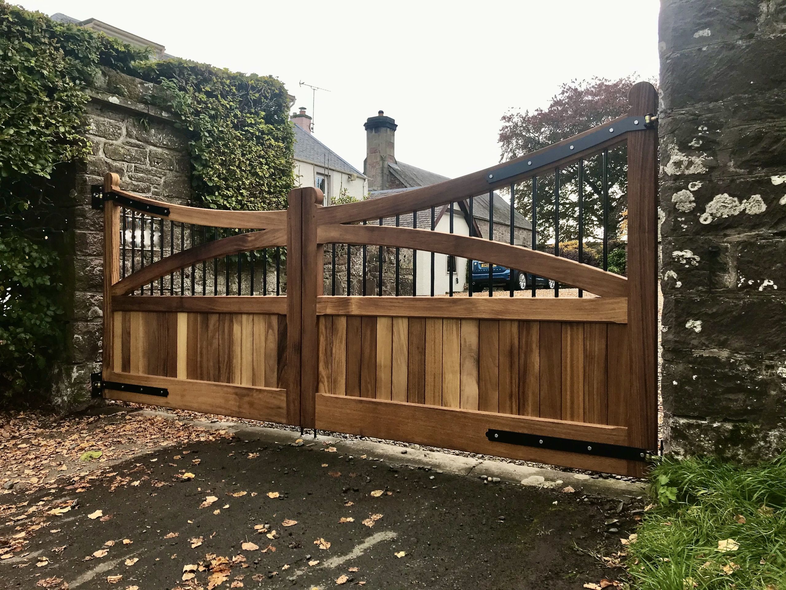 AES (SCOTLAND) LTD recently installed manual Iroko driveway gates with metal inserts. ‍‍‍‍