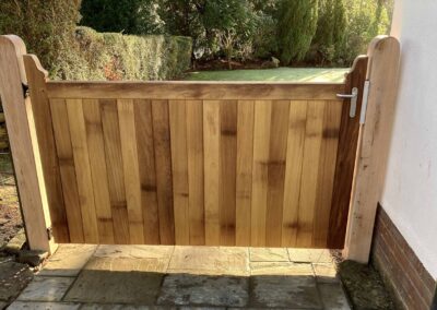 AES (SCOTLAND) LTD manual Iroko side gate, hung from Oak posts Edinburgh