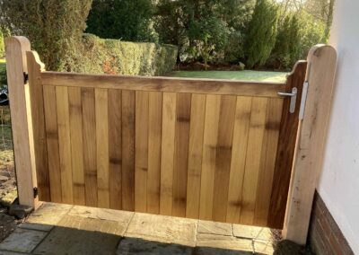 AES (SCOTLAND) LTD manual Iroko side gate, hung from Oak posts Edinburgh