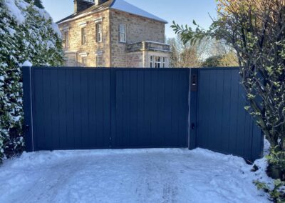 AES (SCOTLAND) LTD newly installed automatic aluminium driveway gates with matching side panel Edinburgh