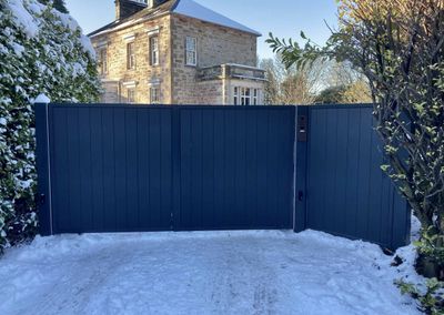 AES (SCOTLAND) LTD newly installed automatic aluminium driveway gates with matching side panel Edinburgh