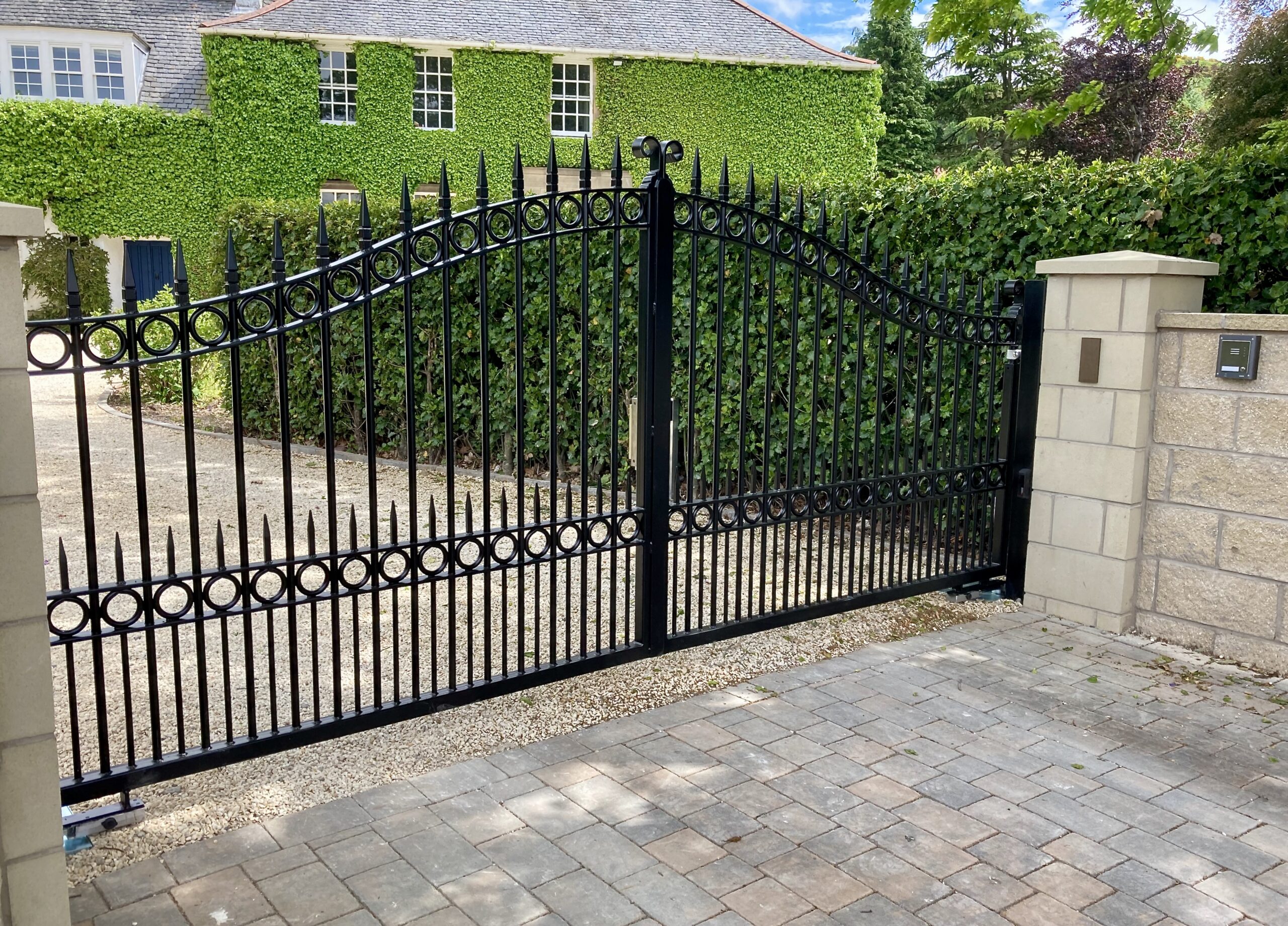 Servicing and repair of a pair of electric gates in Edinburgh 