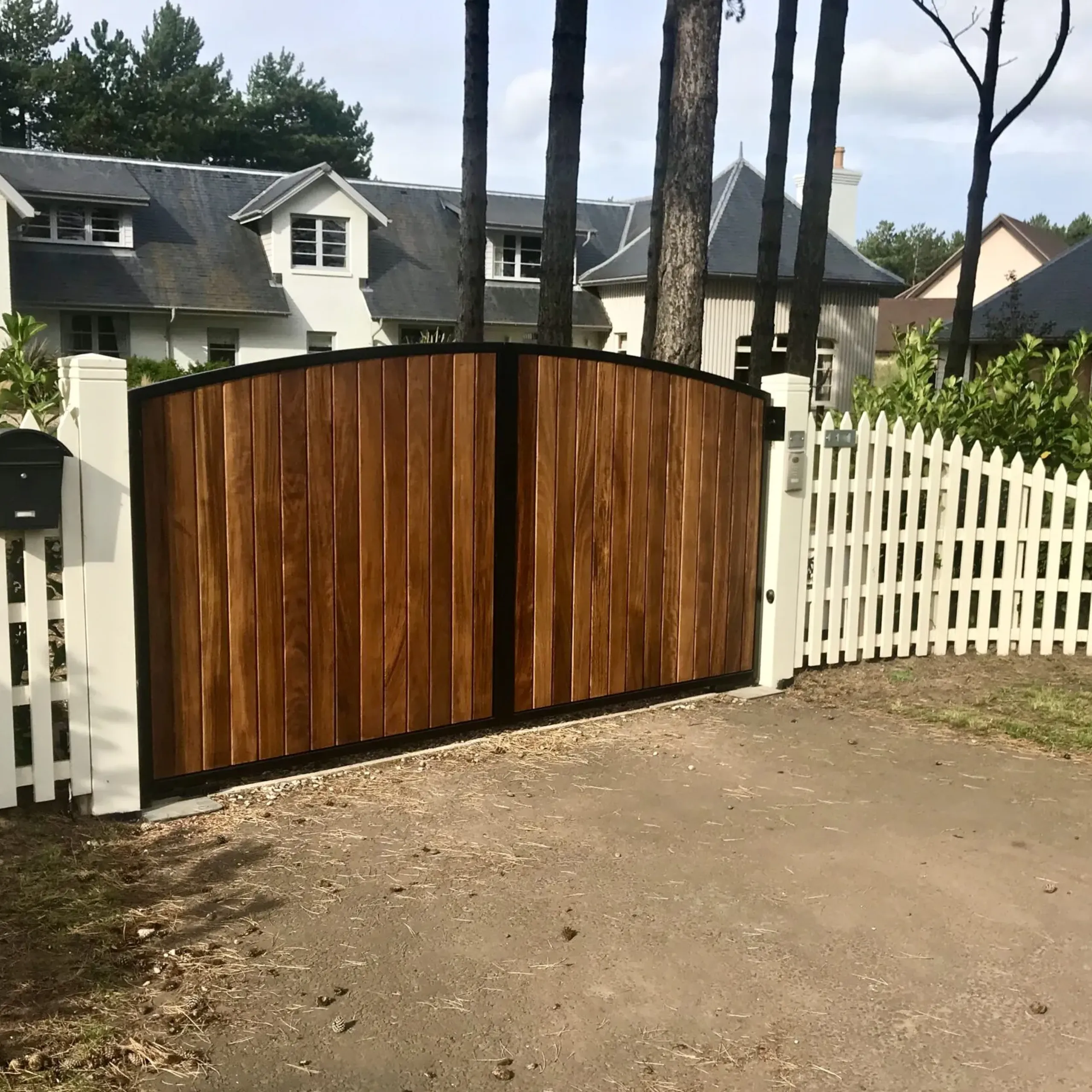 Automatic metal framed gates clad with stained iroko timber installed in Edinburgh 