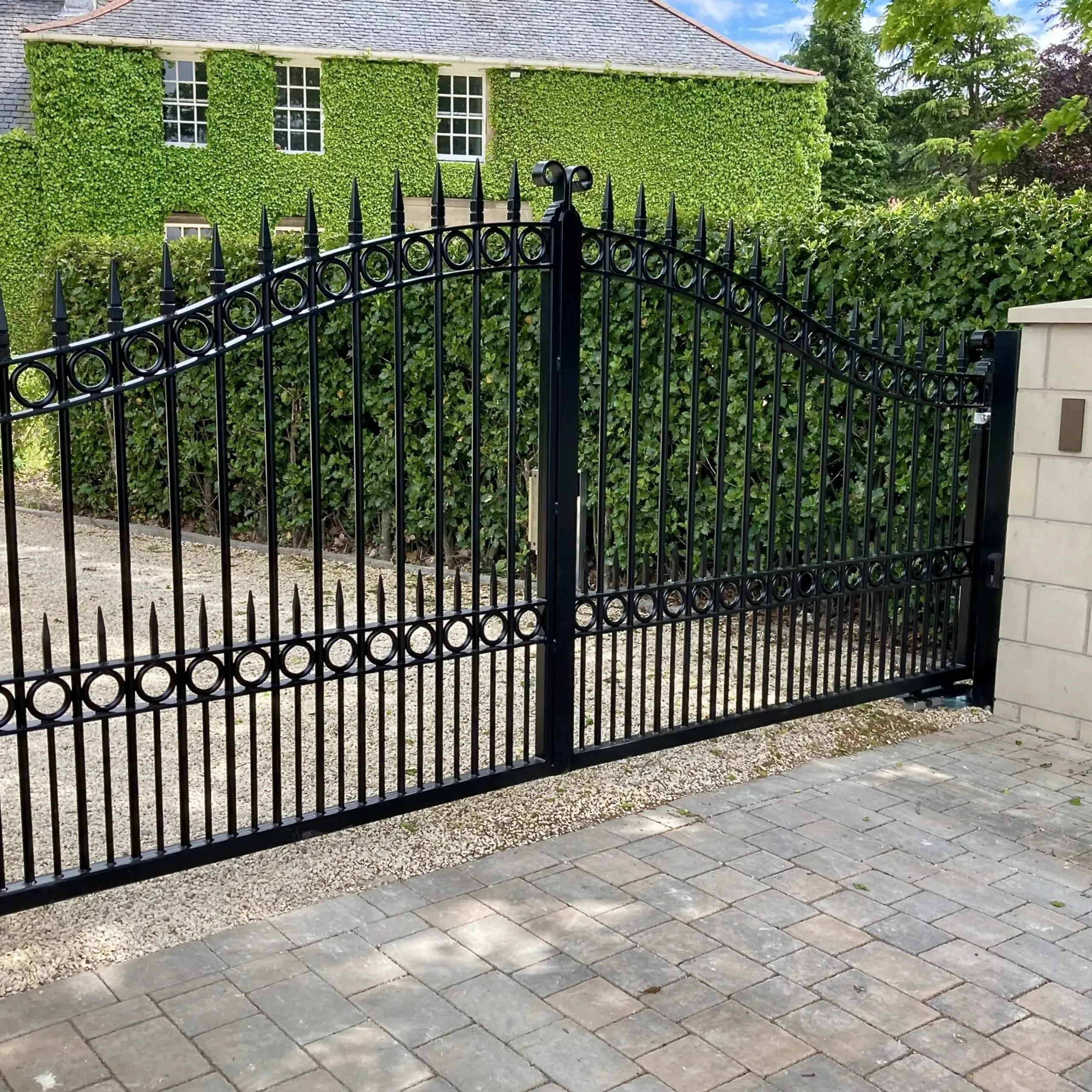 Servicing and repair of a pair of electric gates in Edinburgh 