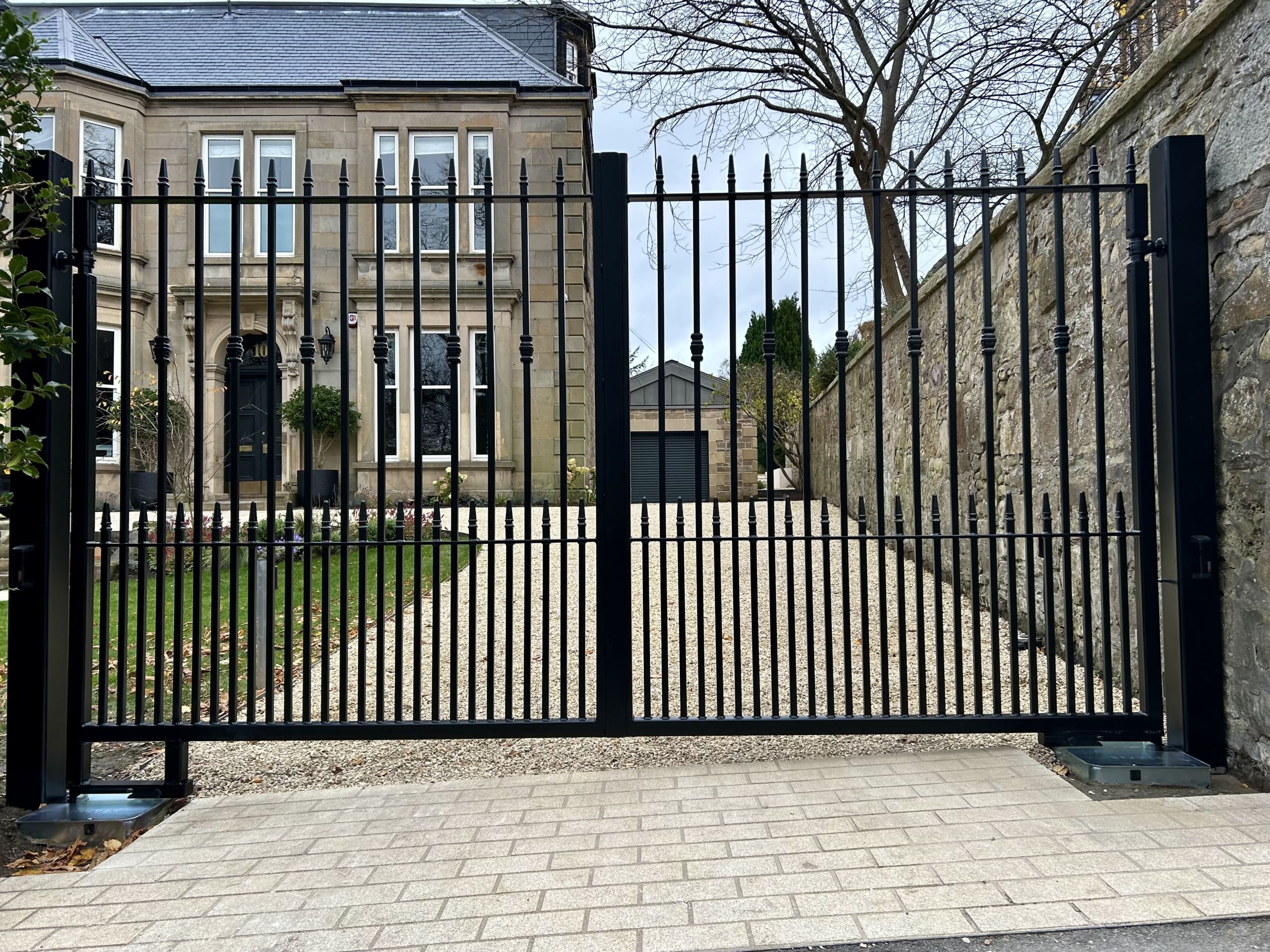 electric-metal-swing-gates-edinburgh Electric metal swing gates installed in Edinburgh