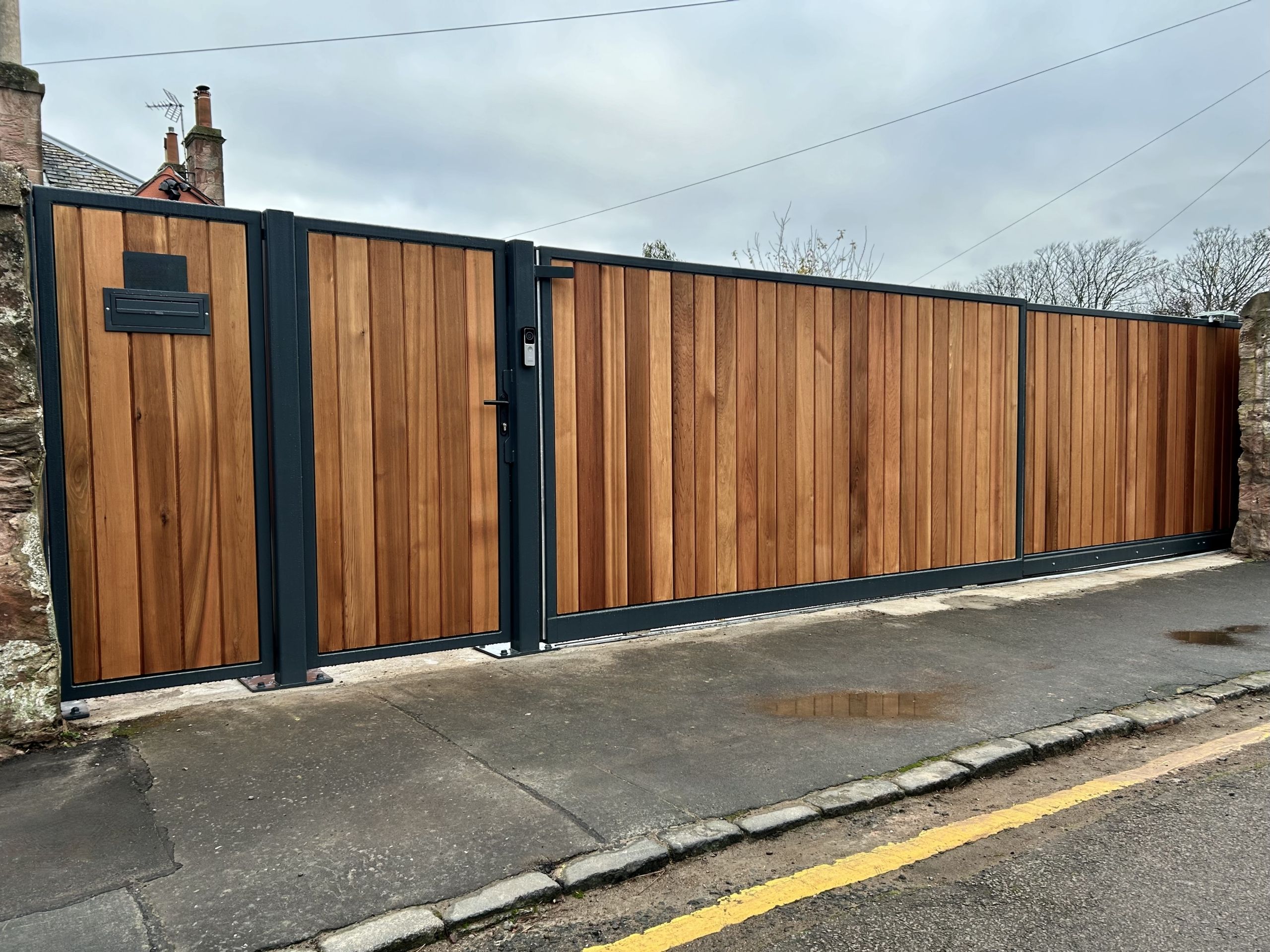 electric-telescopic-sliding-gate-gullane Bespoke Electric Telescopic Sliding Gate installed in Gullane, East Lothian